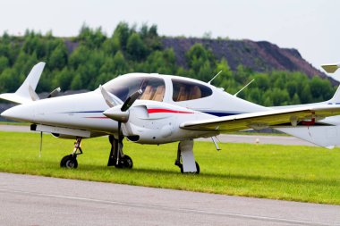 CZECHOWICE-DZIEDZICE, POLAND - 30 Haziran 2015 'te Polonya' nın Çekoslowice Airshow kentinde sergilenen Diamond DA42 tek turboprop uçağı