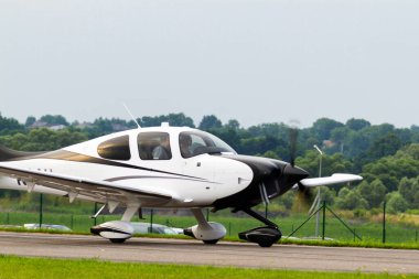 CZECHOWICE-DZIEDZICE, POLAND - 30 Haziran 2015: Cirrus SR22 tek turboprop uçağı 30 Haziran 2015 tarihinde Polonya 'daki Çek Cumhuriyeti Hava Gösterisi' nde sergilendi