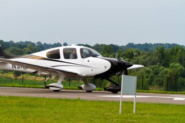 CZECHOWICE-DZIEDZICE, POLAND - 30 Haziran 2015: Cirrus SR22 tek turboprop uçağı 30 Haziran 2015 tarihinde Polonya 'daki Çek Cumhuriyeti Hava Gösterisi' nde sergilendi