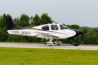 CZECHOWICE-DZIEDZICE, POLAND - 30 Haziran 2015: Cirrus SR22 tek turboprop uçağı 30 Haziran 2015 tarihinde Polonya 'daki Çek Cumhuriyeti Hava Gösterisi' nde sergilendi