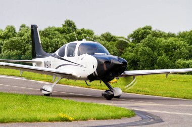 CZECHOWICE-DZIEDZICE, POLAND - 30 Haziran 2015: Cirrus SR22 tek turboprop uçağı 30 Haziran 2015 tarihinde Polonya 'daki Çek Cumhuriyeti Hava Gösterisi' nde sergilendi