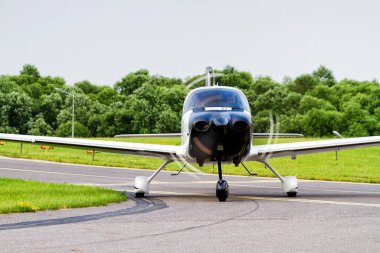 CZECHOWICE-DZIEDZICE, POLAND - 30 Haziran 2015: Cirrus SR22 tek turboprop uçağı 30 Haziran 2015 tarihinde Polonya 'daki Çek Cumhuriyeti Hava Gösterisi' nde sergilendi