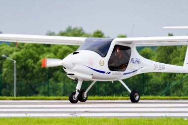 CZECHOWICE-DZIEDZICE, POLAND - 30 Haziran 2015 'te Polonya' nın Çekoslowice Airshow kentinde sergilenen Pipistrel Alpha Trainer tek turboprop uçağı