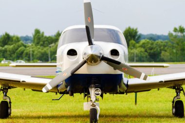 CZECHOWICE-DZIEDZICE, POLAND - 30 Haziran 2015: Cirrus SR22 tek turboprop uçağı 30 Haziran 2015 tarihinde Polonya 'daki Çek Cumhuriyeti Hava Gösterisi' nde sergilendi