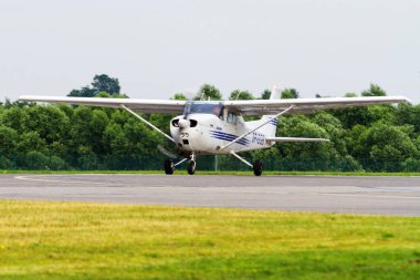 CZECHOWICE-DZIEDZICE, POLAND - 28 Haziran 2015 tarihinde Polonya 'nın Çekoslavakya-Dziedzice kentinde Cessna 172P uçağı. Cessna şimdiye kadar yapılmış en popüler hafif uçaktır..