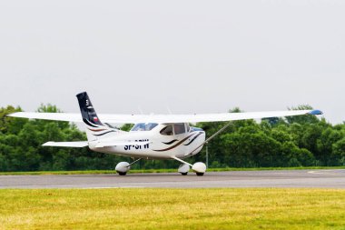 CZECHOWICE-DZIEDZICE, POLAND - 28 Haziran 2015 tarihinde Polonya 'nın Çekoslavakya-Dziedzice kentinde Cessna 172P uçağı. Cessna şimdiye kadar yapılmış en popüler hafif uçaktır..