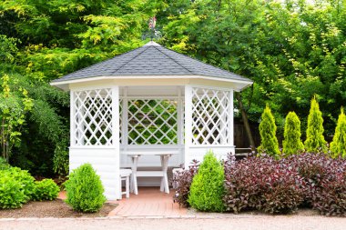 Bahçedeki beyaz pavyon.