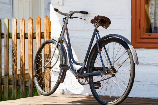 Vieja Bicicleta Aparcada Junto Antigua Casa Troncos Parque Patrimonial — Foto de Stock