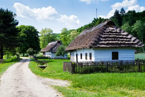 波兰Krosno的一个露天民族志博物馆的旧木屋 遗产公园坐落在森林旁边 是波兰几个世纪以来典型的村庄 — 图库照片