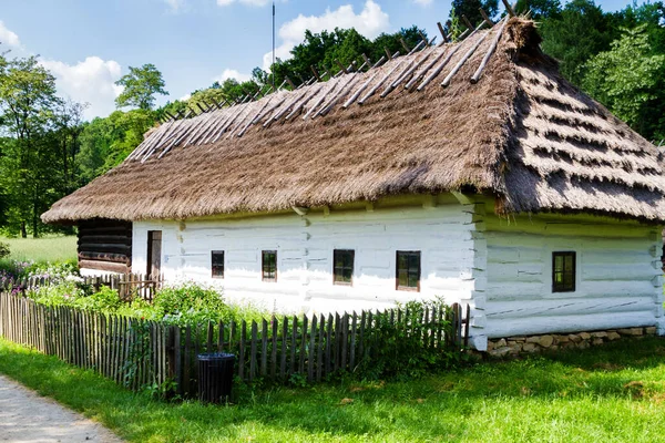 폴란드 크로스노에 박물관에 통나무집 문화유산 공원은 자리잡고 있으며 전형적 폴란드 — 스톡 사진