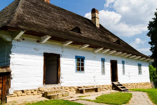 ポーランドのクロスノにある野外民族誌博物館の古い丸太小屋 ヘリテージパークは森の隣にあり 過去数世紀から典型的なポーランドの村を制限しています — ストック写真