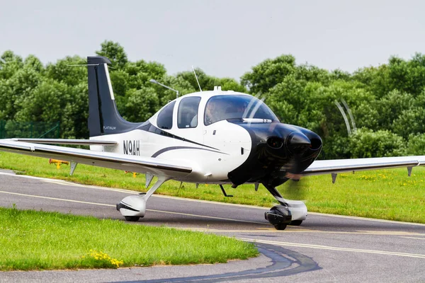 Czechowice Dziedzice Poland 2015年6月30日ポーランド チェコ航空ショーにて Cirrus Sr22単機のターボプロップ機が展示されました — ストック写真