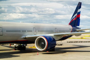 MOSCOW, RUSSIA - 23 Ağustos 2015: Aeroflot uçağı Sheremetyevo havaalanına yanaştı. Aeroflot, Rusya Federasyonu 'nun en büyük havayolu şirketidir.