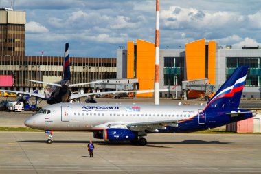 MOSCOW, RUSSIA - 23 Ağustos 2015: Aeroflot uçağı Sheremetyevo havaalanına yanaştı. Aeroflot, Rusya Federasyonu 'nun en büyük havayolu şirketidir.