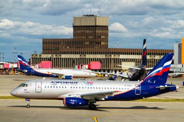 MOSCOW, RUSSIA - 23 Ağustos 2015: Aeroflot uçağı Sheremetyevo havaalanına yanaştı. Aeroflot, Rusya Federasyonu 'nun en büyük havayolu şirketidir.