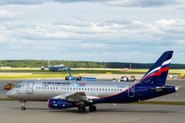 MOSCOW, RUSSIA - 23 Ağustos 2015: Aeroflot uçağı Sheremetyevo havaalanına yanaştı. Aeroflot, Rusya Federasyonu 'nun en büyük havayolu şirketidir.