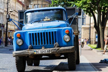 LVIV, UKRAINE - 4 Temmuz 2015 'te Ukrayna' nın Lviv kentinde opera binasının yanına park edilmiş GAZ 53A mavi kamyonet (1975 yılında SSCB 'de piyasaya sürüldü).