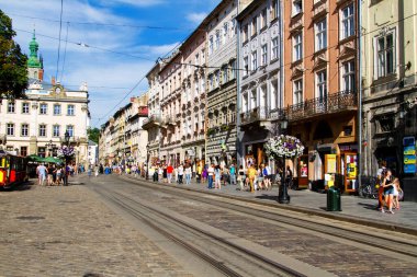 LVIV, UKRAINE - 4 Temmuz 04: Pazar Meydanı - Şehrin merkezi meydanı, 4 Temmuz 2015, Lviv, Ukrayna