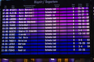 LVIV, UKRAINE - 5 Temmuz 2015 tarihinde Ukrayna 'daki Lviv Halytskyi havaalanında havalimanı kalkış panosu. Havaalanı özellikle Euro 2012 için inşa edilmiştir..