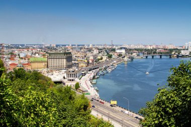 Dinyeper 'ın üzerindeki bir gözlem noktasından Kiev' in görüntüsü. Ukrayna