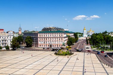 Sophievskaya Meydanı. Aziz Sophia Katedrali 'nin çan kulesinden görüntü. Kiev, Ukrayna 'nın altın kubbeli manastırı ve arka planda Bohdan Khmelnitskiy anıtı.