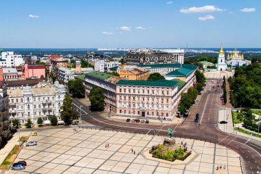 Sophievskaya Meydanı. Aziz Sophia Katedrali 'nin çan kulesinden görüntü. Kiev, Ukrayna 'nın altın kubbeli manastırı ve arka planda Bohdan Khmelnitskiy anıtı.