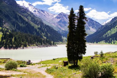 Muhteşem manzaralı Büyük Almaty Gölü, Tian Shan Dağları Almaty, Kazakistan, Orta Asya