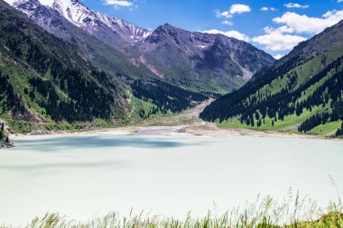 Muhteşem manzaralı Büyük Almaty Gölü, Tian Shan Dağları Almaty, Kazakistan, Orta Asya