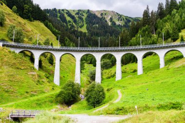 Disentis 'teki dağ yolu. St. Moritz 'den Zermatt' a giden buzul ekspres yolunun bir parçasıdır..