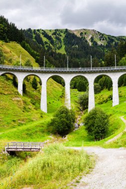 Disentis 'teki dağ yolu. St. Moritz 'den Zermatt' a giden buzul ekspres yolunun bir parçasıdır..