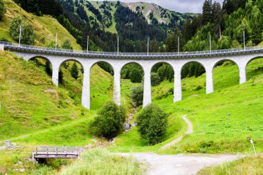 Disentis 'teki dağ yolu. St. Moritz 'den Zermatt' a giden buzul ekspres yolunun bir parçasıdır..