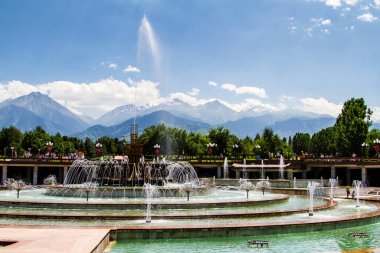 ALMATY, KAZAKHSTAN - 5 Temmuz 2015: Birinci Cumhurbaşkanı Nursultan Nazarbayev 'in Dendra Parkı' na kemer ve sütunlarla giriş.