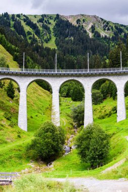 Disentis 'teki dağ yolu. St. Moritz 'den Zermatt' a giden buzul ekspres yolunun bir parçasıdır..