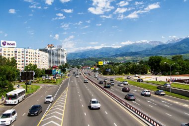 ALMATY, KAZAKHSTAN - 5 Temmuz 2015: Kazakistan 'ın Almaty kentindeki otoyollardan birine 5 Temmuz 2015 tarihinde bakın. Almaty, Tian Shan dağlarının eteklerinde yatıyor..