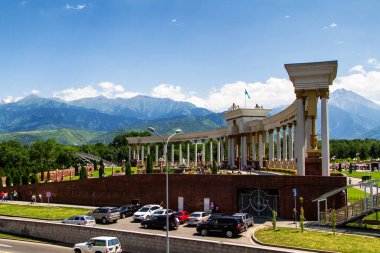 ALMATY, KAZAKHSTAN - 5 Temmuz 2015: Birinci Cumhurbaşkanı Nursultan Nazarbayev 'in Dendra Parkı' na kemer ve sütunlarla giriş.
