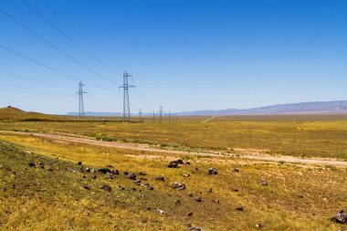 Kazakistan 'da, Charyn Kanyonu' nun yanında düz bir bozkır. Orta Asya