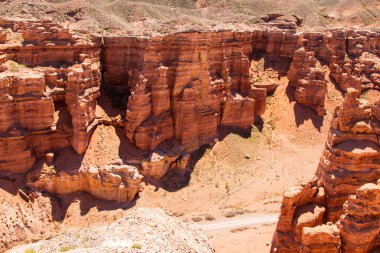 Sharyn Kanyonu. Sharyn Kanyonu, Almaty 'nin 200 kilometre doğusunda, Sharyn Nehri üzerinde 80 km uzunluğunda bir kanyondur. Kazakistan