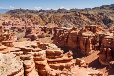 Sharyn Kanyonu. Sharyn Kanyonu, Almaty 'nin 200 kilometre doğusunda, Sharyn Nehri üzerinde 80 km uzunluğunda bir kanyondur. Kazakistan