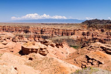 Sharyn Kanyonu. Sharyn Kanyonu, Almaty 'nin 200 kilometre doğusunda, Sharyn Nehri üzerinde 80 km uzunluğunda bir kanyondur. Kazakistan