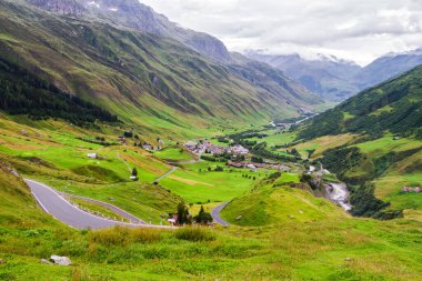 FURKA PASS, SWitzERLAND - 10 Ağustos 2014 'te İsviçre' nin Andermatt kenti yakınlarındaki James Bond Caddesi 'nde görüldü. Bu noktada, kovalamaca sahnesi James Bond 'un oynadığı filmlerde çekildi..