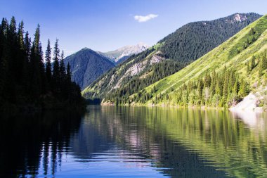 Kazakistan 'daki yüksek dağ gölü Kolsai' nin güzel manzarası, Tien Shan dağları, Orta Asya