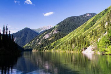 Kazakistan 'daki yüksek dağ gölü Kolsai' nin güzel manzarası, Tien Shan dağları, Orta Asya