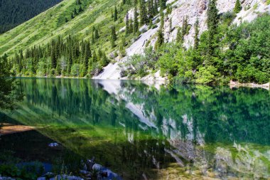Kazakistan 'daki yüksek dağ gölü Kolsai' nin güzel manzarası, Tien Shan dağları, Orta Asya