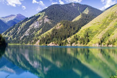 Kazakistan 'daki yüksek dağ gölü Kolsai' nin güzel manzarası, Tien Shan dağları, Orta Asya