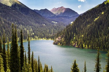 Kazakistan 'daki yüksek dağ gölü Kolsai' nin güzel manzarası, Tien Shan dağları, Orta Asya