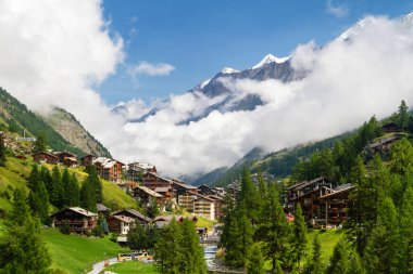 İsviçre 'nin ünlü Zermatt kenti Alp sporlarının İsviçre-İtalya sınır merkezi yakınlarındaki vadide. Valais kantonu, İsviçre