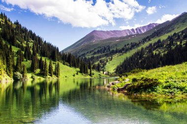 Kazakistan 'daki yüksek dağ gölü Kolsai' nin güzel manzarası, Tien Shan dağları, Orta Asya