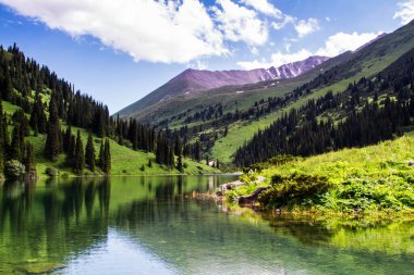 Kazakistan 'daki yüksek dağ gölü Kolsai' nin güzel manzarası, Tien Shan dağları, Orta Asya