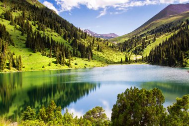 Kazakistan 'daki yüksek dağ gölü Kolsai' nin güzel manzarası, Tien Shan dağları, Orta Asya