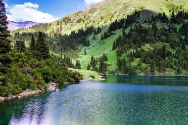 Kazakistan 'daki yüksek dağ gölü Kolsai' nin güzel manzarası, Tien Shan dağları, Orta Asya